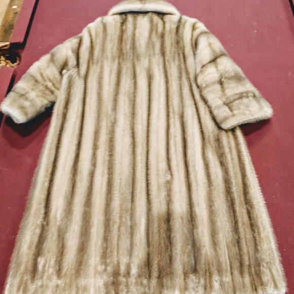 Montaldo's 3/4 length gray mink coat - Picture 5 of 8